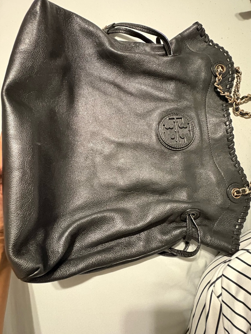 Tory Burch Black Pebbled Leather Hobo with Logo and Gold-Tone Eyelets - Picture 5 of 8